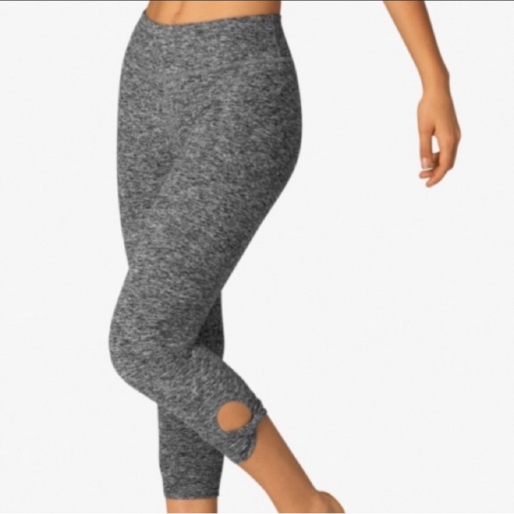 Beyond Yoga Twist Cuff Capri Cropped Legging Twist and Shout Gray Size‎ Medium